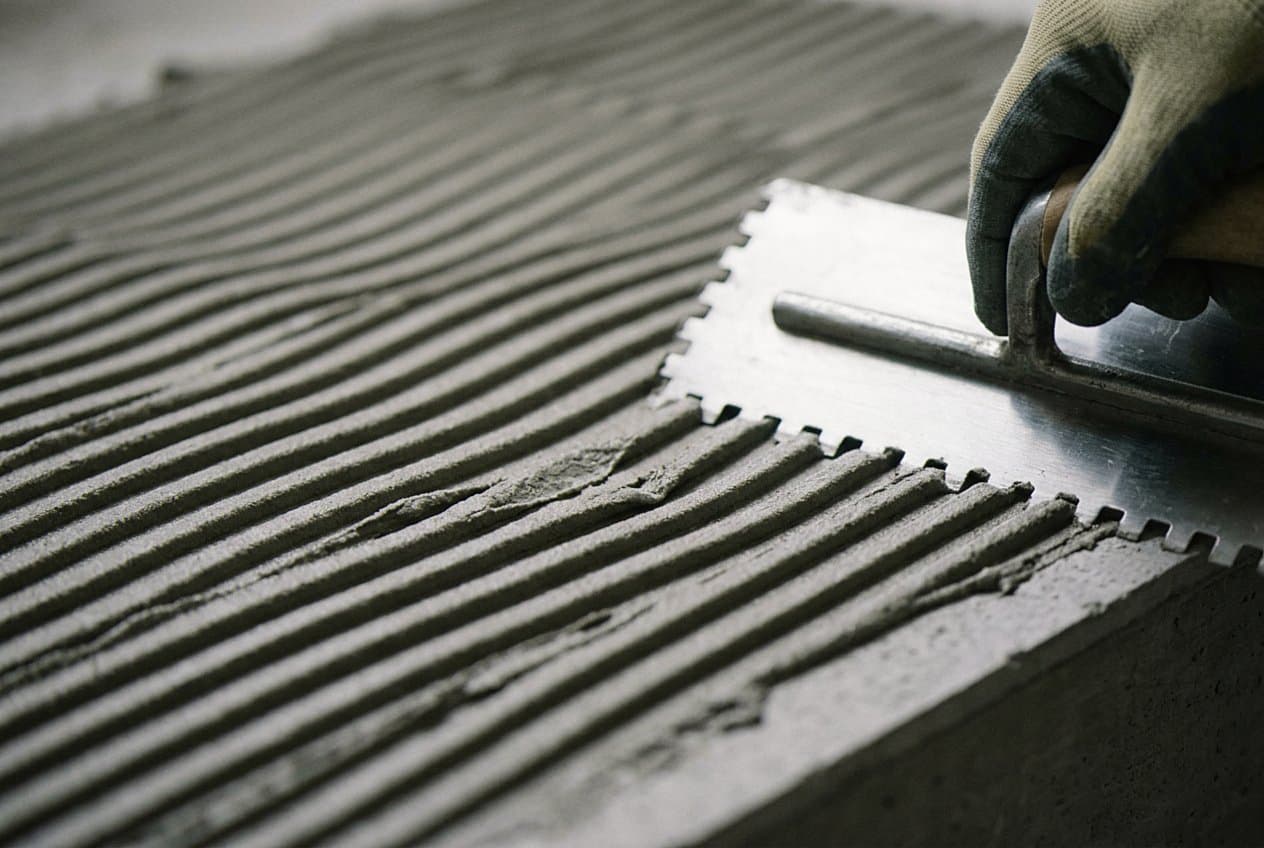 Combing ridges into thinset before setting floor tile